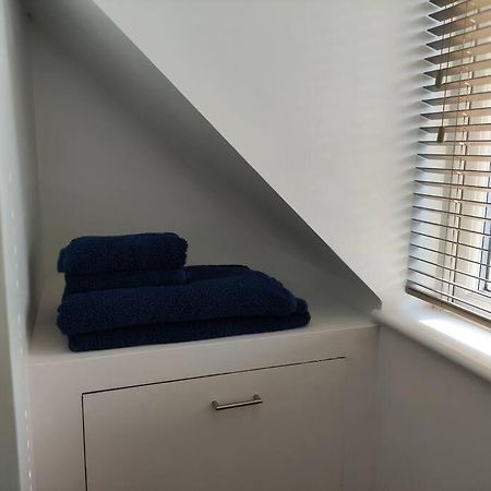 The Old Bar In Wiltshire - 1 Bedroom Guesthouse Chippenham  Ngoại thất bức ảnh