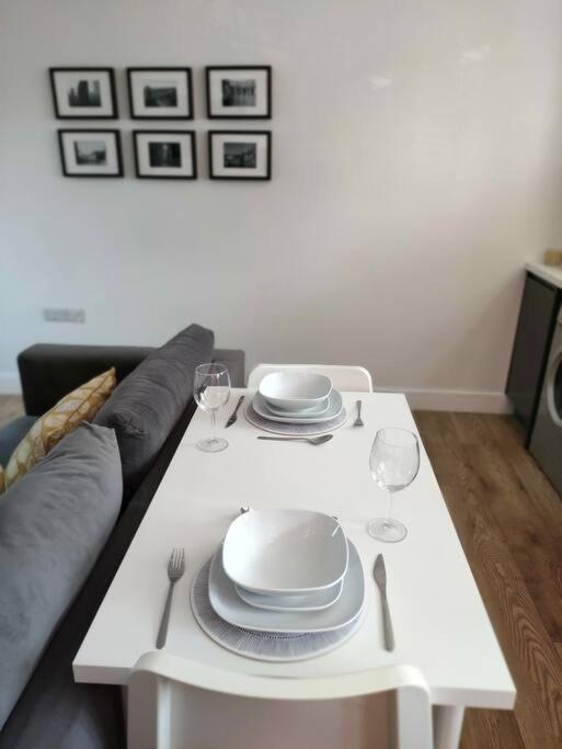 The Old Bar In Wiltshire - 1 Bedroom Guesthouse Chippenham  Ngoại thất bức ảnh