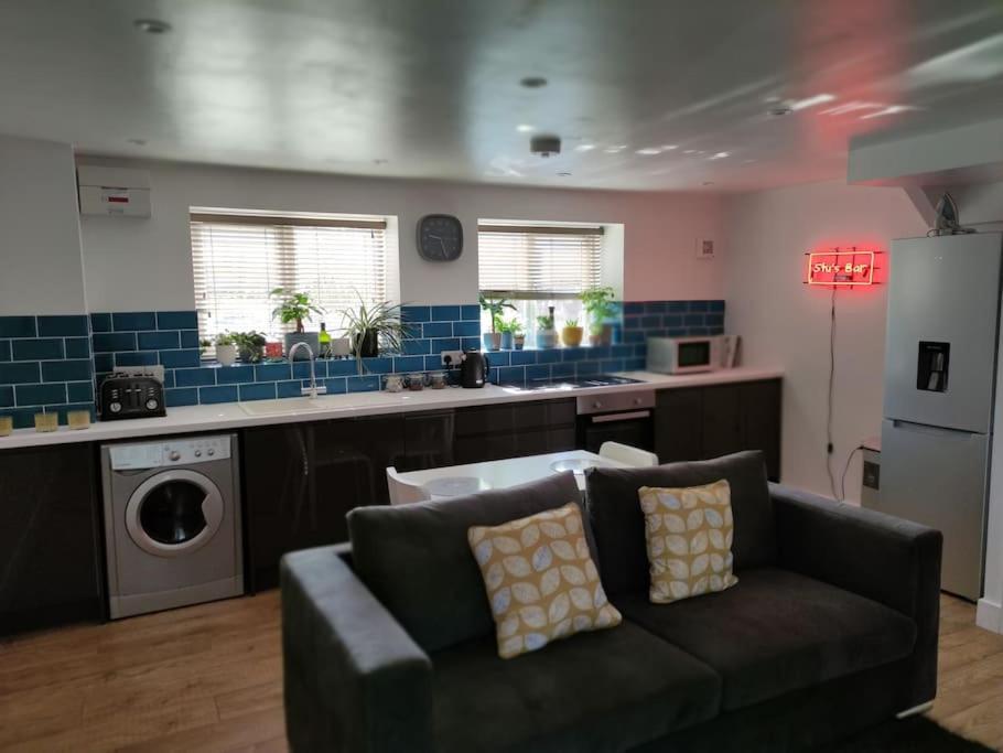 The Old Bar In Wiltshire - 1 Bedroom Guesthouse Chippenham  Ngoại thất bức ảnh